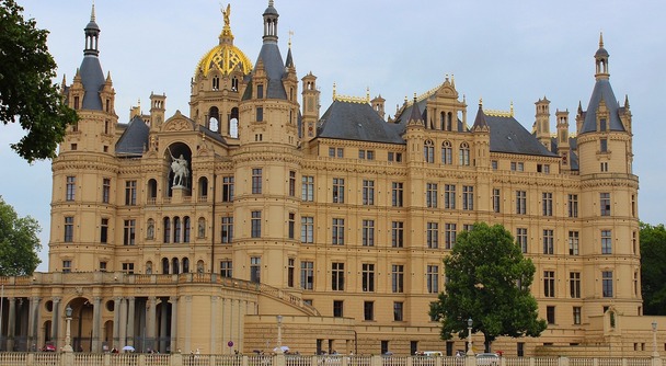 湖上に輝く世界遺産へ――ベルリンから行く「北のノイシュバンシュタイン城」シュヴェリーン城日帰り