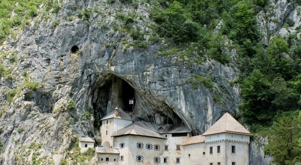 スロベニアの至宝！地下世界を走るトロッコ鍾乳洞と、断崖にそびえる洞窟城へ！