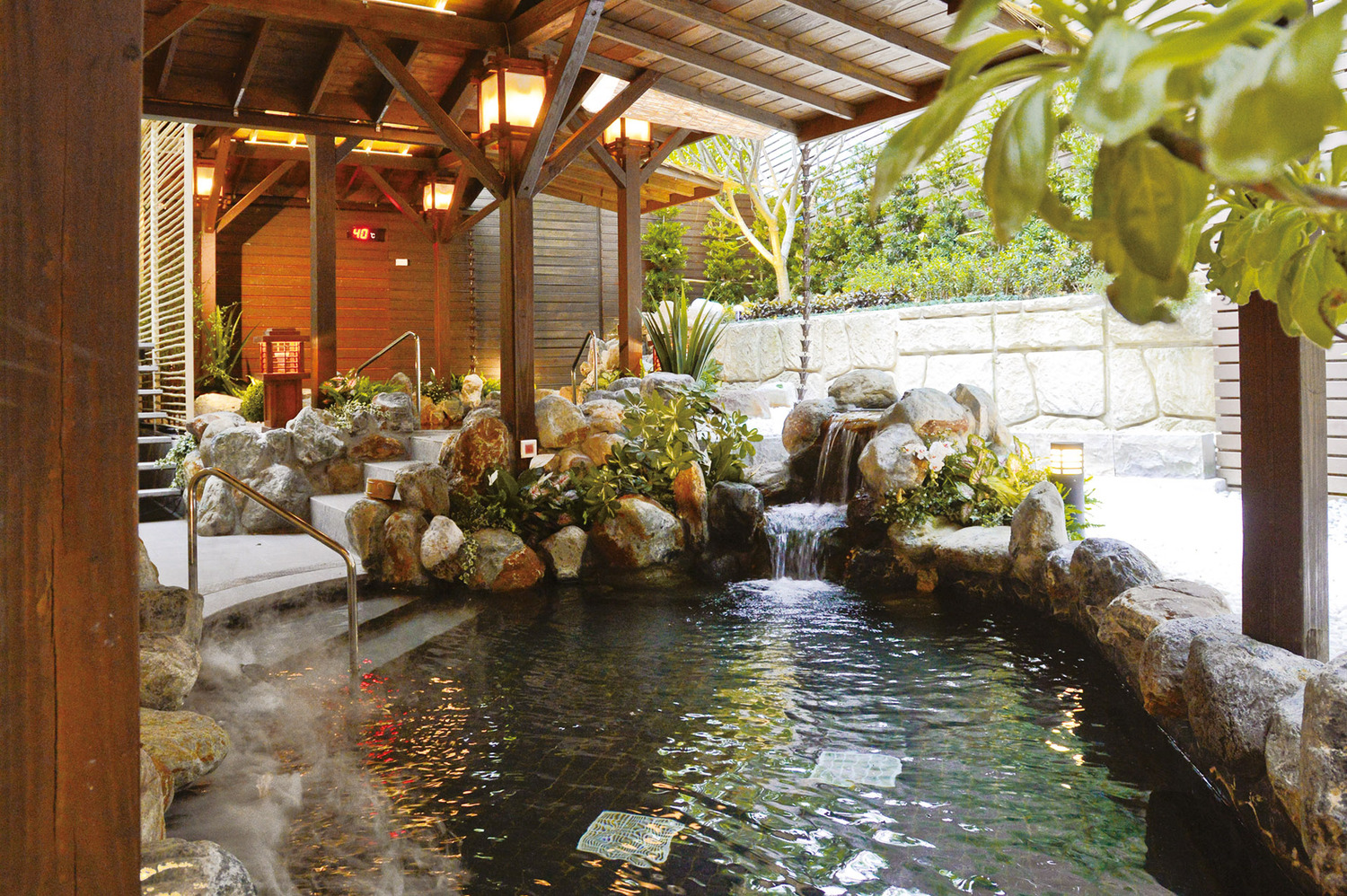 湯けむり新北投温泉と提灯に包まれる夜の九份、大人の台湾リトリート