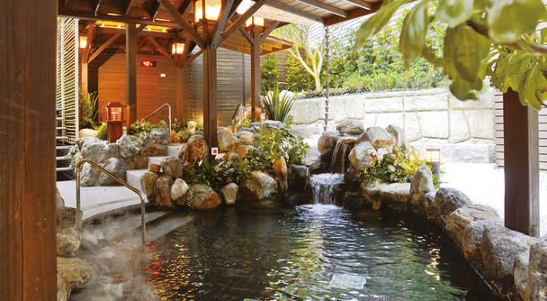 湯けむり新北投温泉と提灯に包まれる夜の九份、大人の台湾リトリート