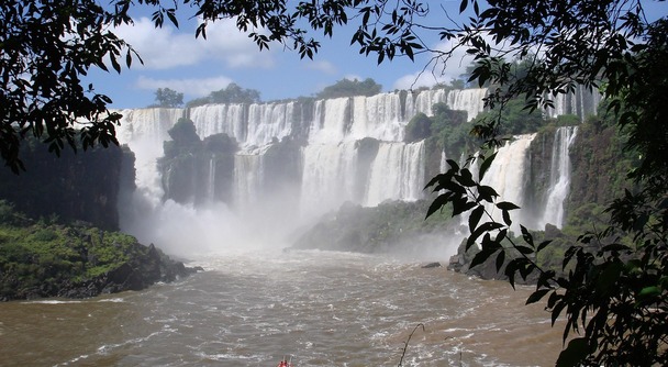 「悪魔の喉笛」を体感！世界三大瀑布イグアスの滝をアルゼンチン側から巡る絶景プライベートツアー