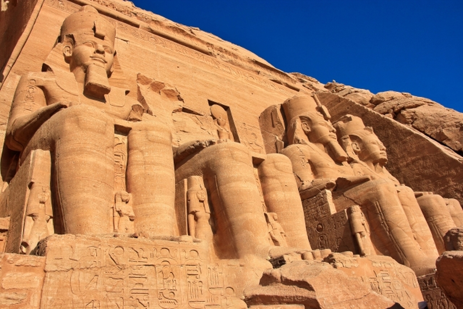 せっかくなら泊まって体感！アブ・シンベル神殿でナイトショーと朝日鑑賞の二度の感動を！