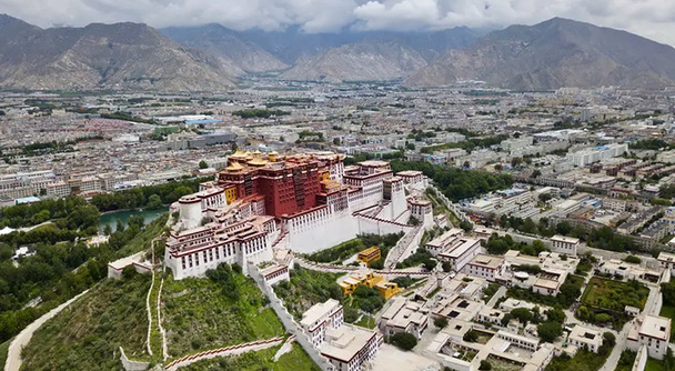 天空列車に乗って、聖地チベットの旅。入境手続きも安心！日本語ガイド付き安心プライベートツアー！