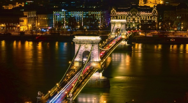 プーチンとトランプも惹かれた街　中欧でロマンティックな出会いを楽しむブダペスト