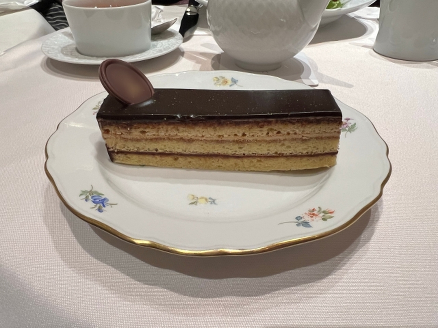 白い黄金の輝き！すべて手作業！マイセン陶器で巡るドイツ文化体験