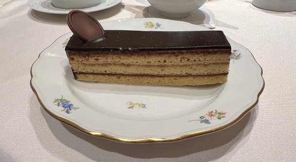 白い黄金の輝き！すべて手作業！マイセン陶器で巡るドイツ文化体験