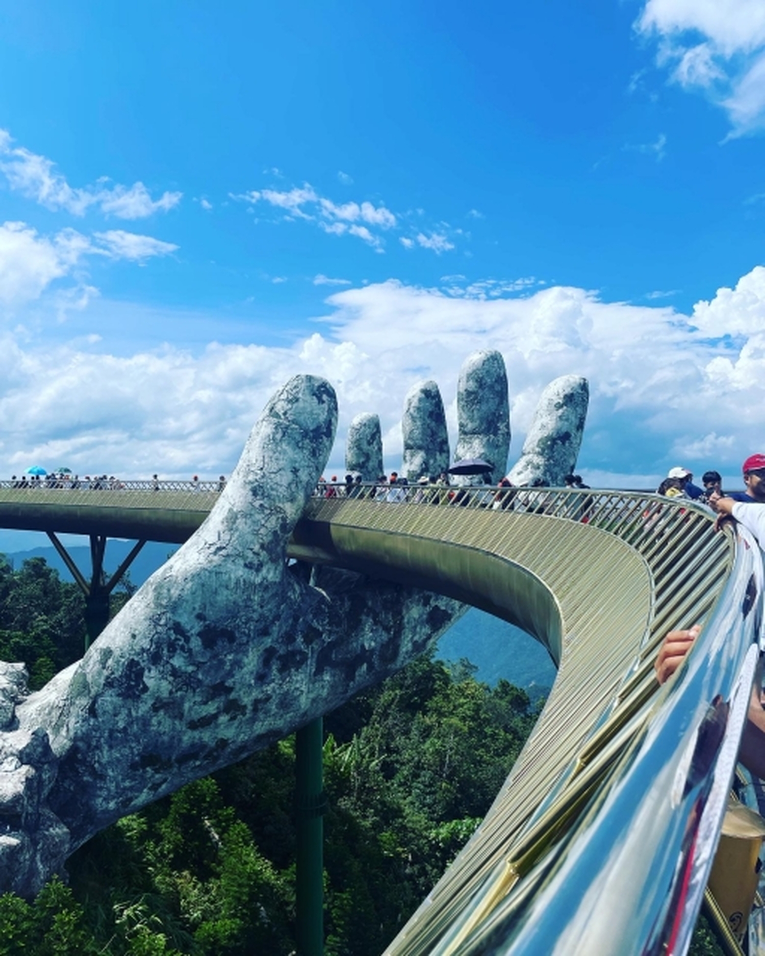 ダナンこそ、今ベトナム観光の “ナンバーワン”！貸切チャーターカーで最大限に楽しみませんか？