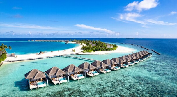 インド洋の楽園モルディブへ～水上飛行機でサンゴ礁の海に包まれる記念日旅！