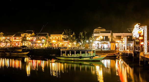 ダナンからの小旅行！夜に美しさが際立つ世界遺産。幻想的な夜景の街ホイアンへ