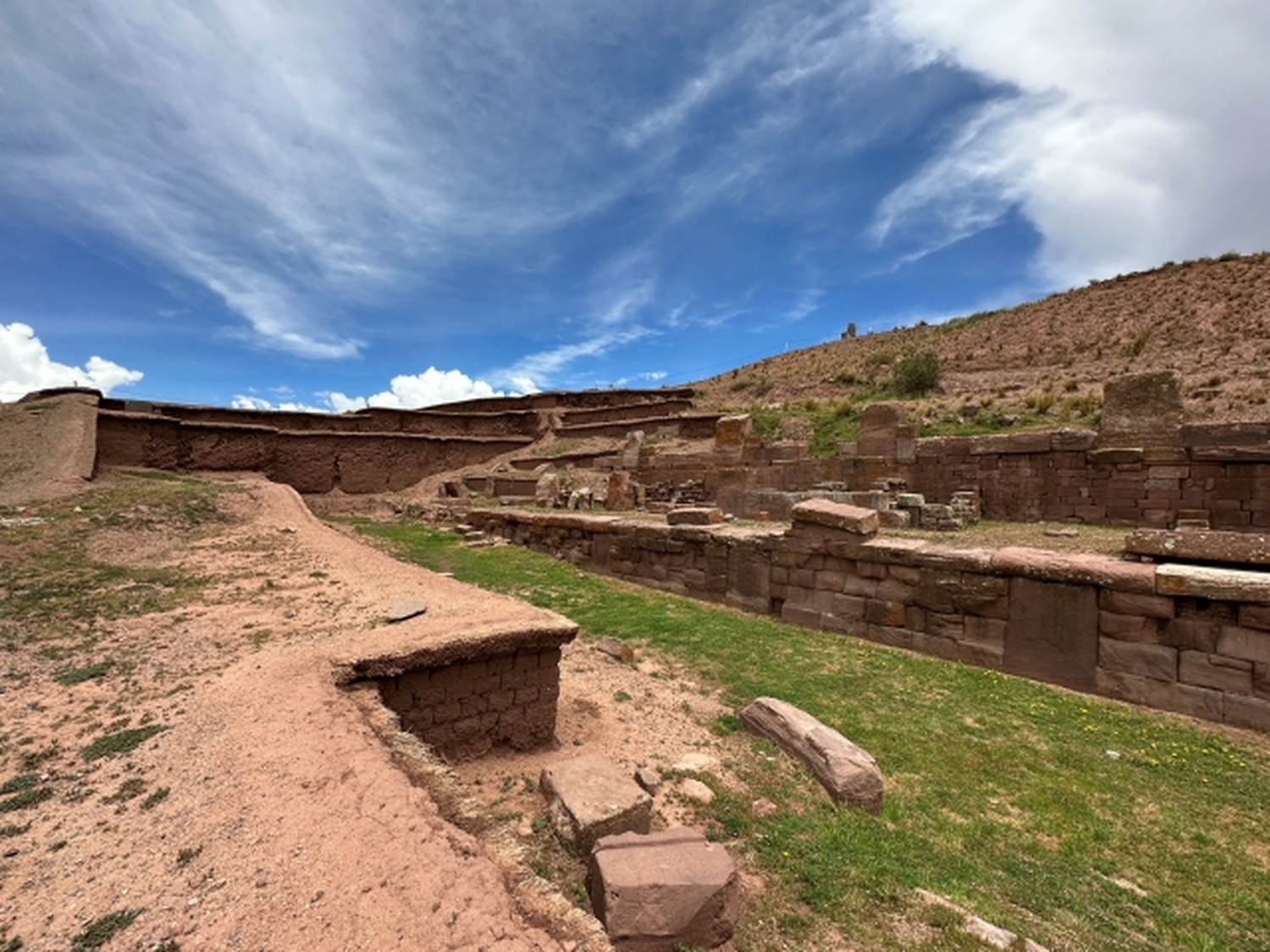 失われた文明の鼓動を感じる旅～アンデス高原最古の神秘「世界遺産ティワナク遺跡」
