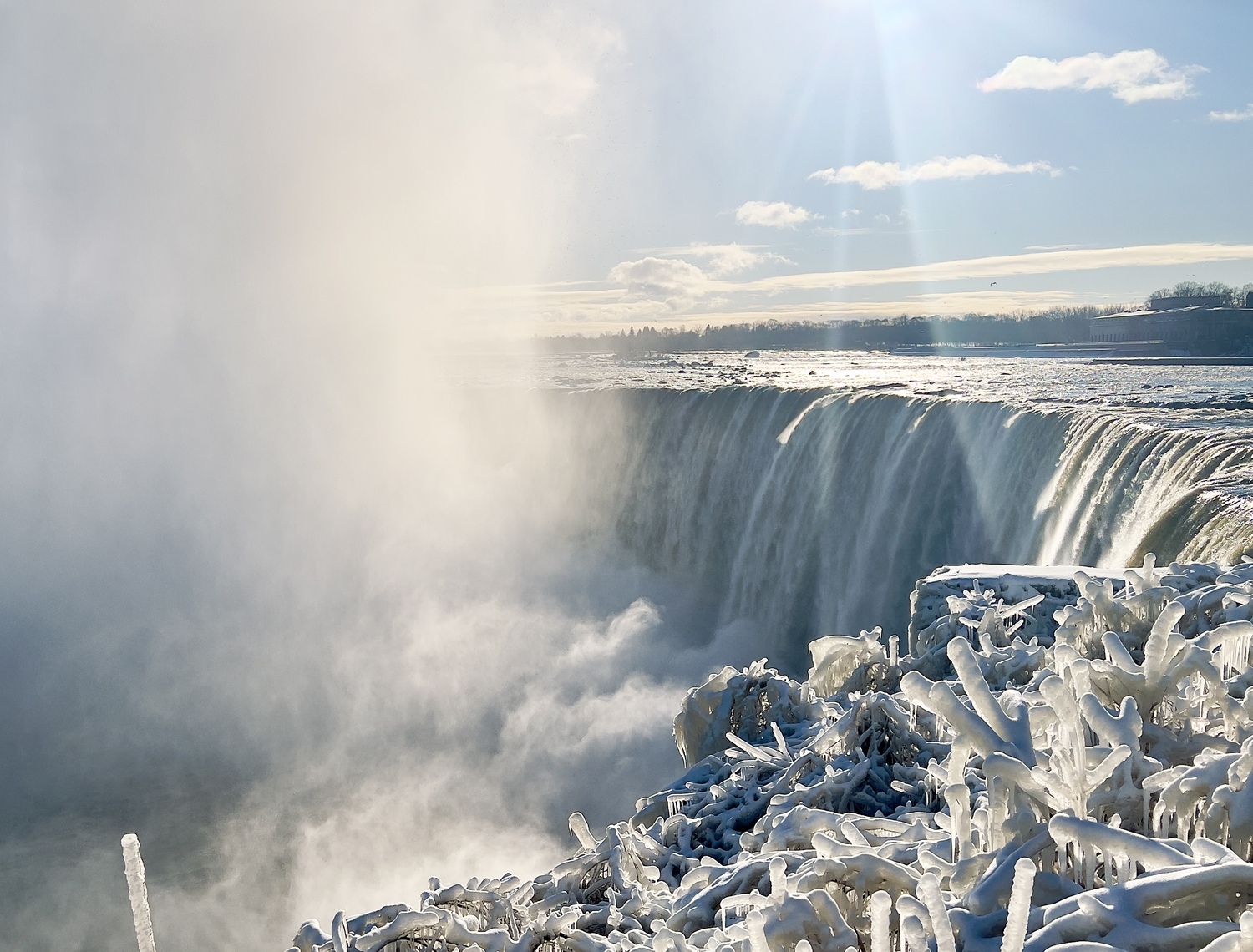 体感−20℃の元旦、冬のナイアガラの滝へ。凍る世界で見た白い絶景