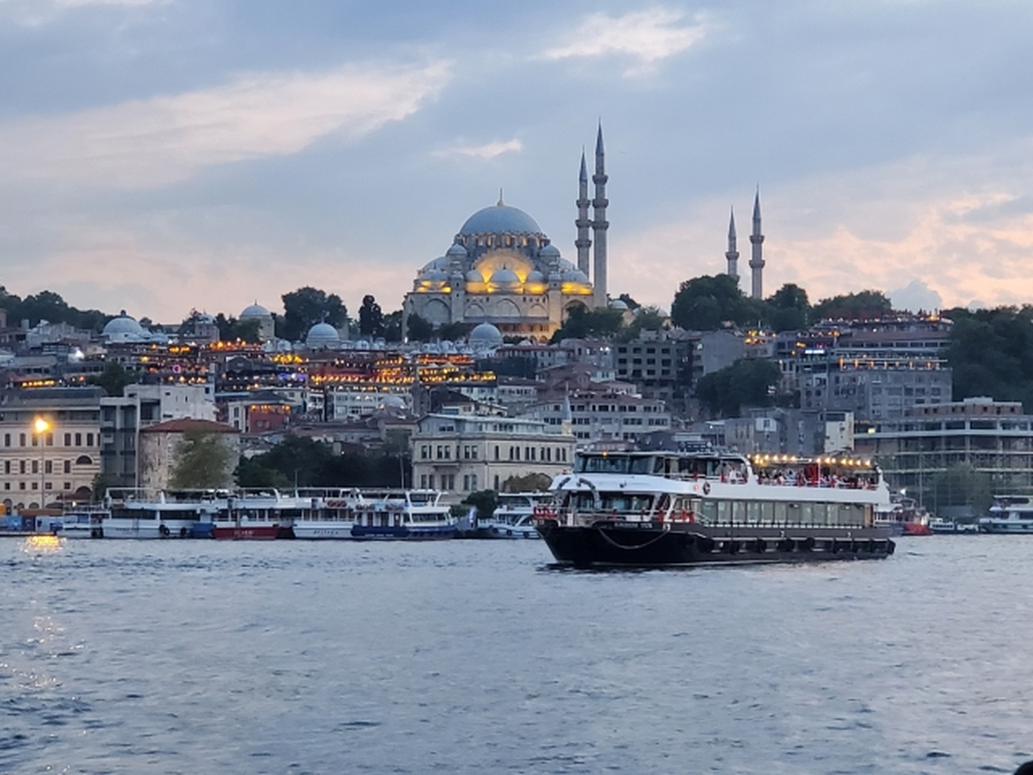 東西の文化が入り混じり、街歩きも食も観光もすべてが刺激的なイスタンブールを満喫！