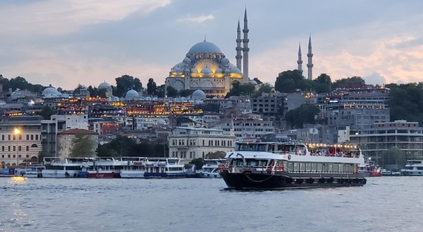 東西の文化が入り混じり、街歩きも食も観光もすべてが刺激的なイスタンブールを満喫！