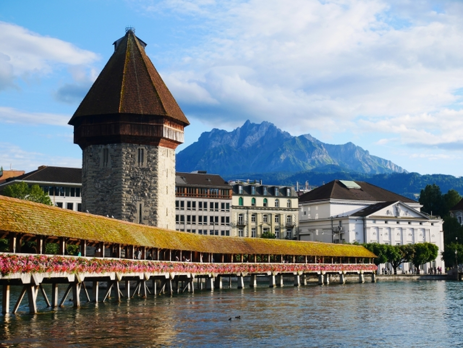 「スイスの宝石」ルツェルン――湖と山、鉄道が結ぶ絶景の街を日本語ガイドと歩く