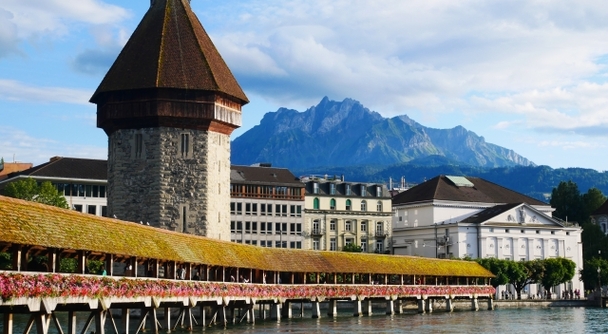 「スイスの宝石」ルツェルン――湖と山、鉄道が結ぶ絶景の街を日本語ガイドと歩く