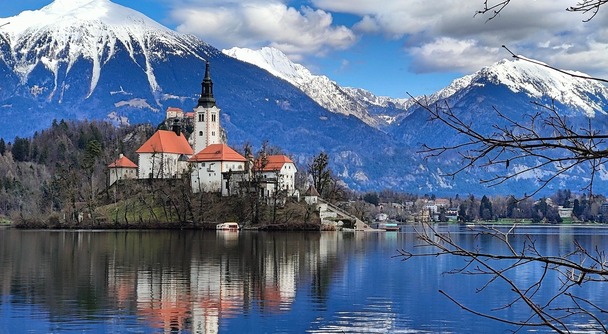 スキージャンプ王国スロベニアへ！&ldquo;アルプスの瞳&rdquo;ブレッド湖と神秘のポストイナ鍾乳洞を巡る！