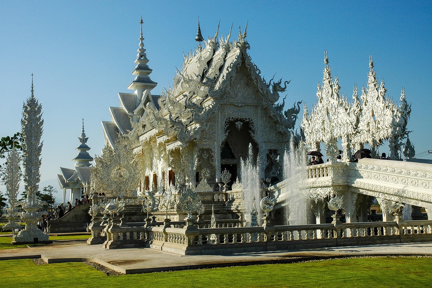 まるで美術館の街！タイ最北の芸術都市チェンライ ― 幻想のアート寺院巡り