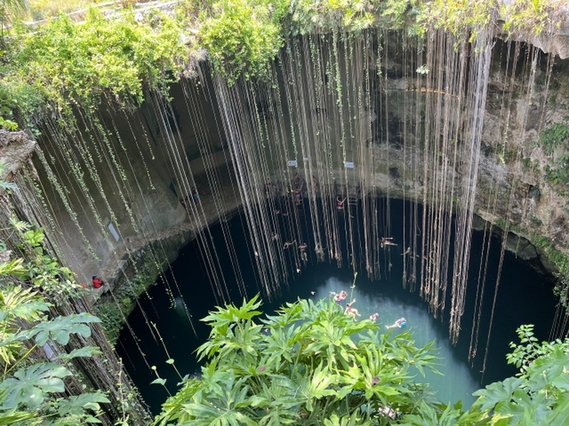 カンクン発　世界遺産チチェン・イッツァ遺跡と2大セノーテ観光