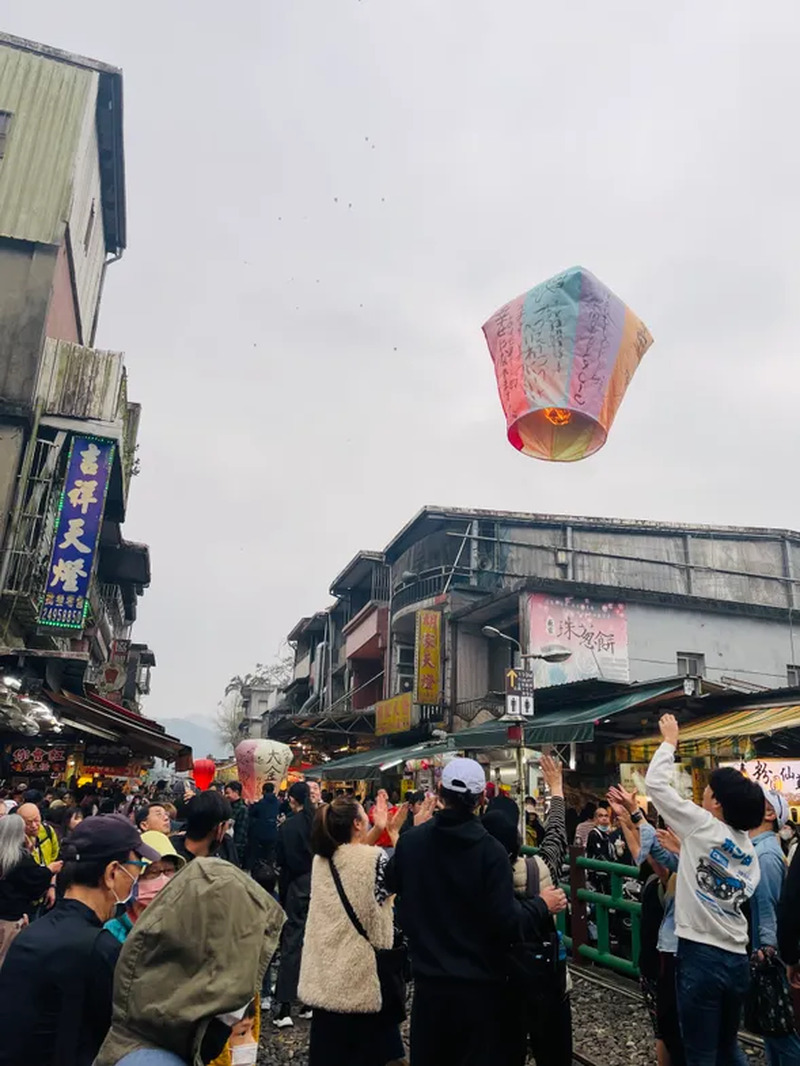 台北発 九份滞在3時間プラン 九份・十分天燈上げ 専用車ツアー