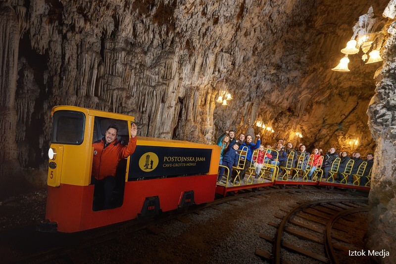 リュブリャナ発　ブレッド湖とポストイナ鍾乳洞 日帰りツアー