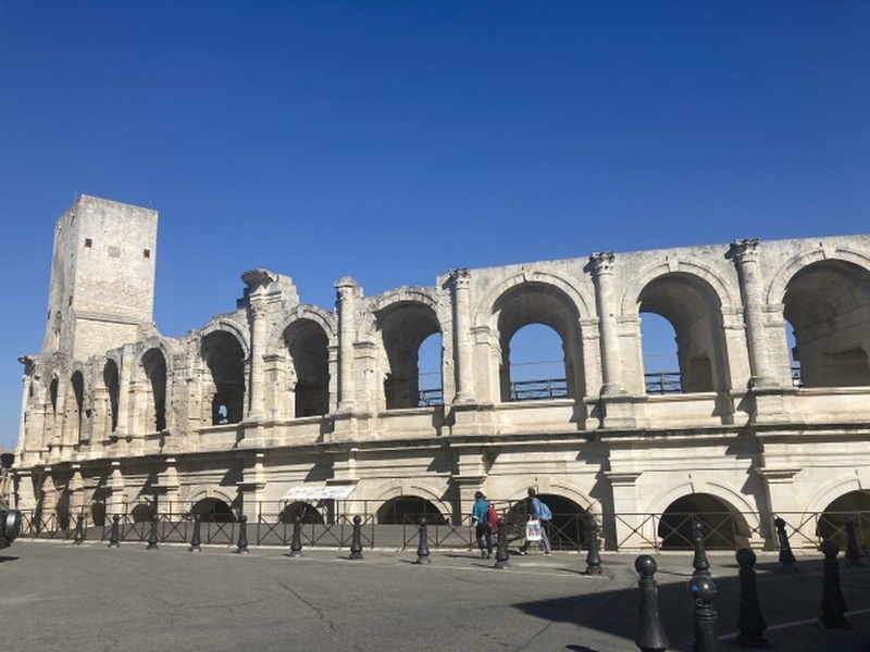 アヴィニョン発　ゴッホの街アルル、リュベロンの小村とリル・シュル・ラ・ソルグ1日観光