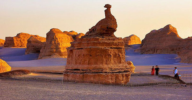 敦煌　莫高窟、玉門関、漢長城遺跡と雅丹魔鬼城にて日入り鑑賞１日観光ツアー（5-9月限定）　【DH04】