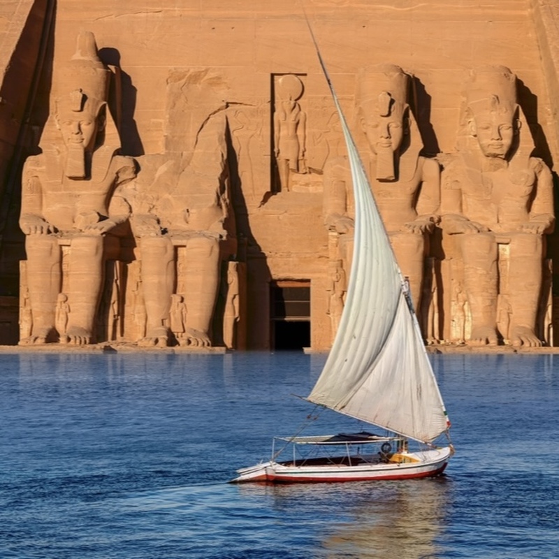 アスワン発　アブ・シンベル神殿の神秘を体験する2日間
