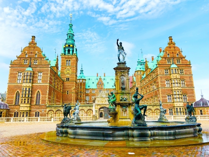 コペンハーゲン発　「北欧のベルサイユ」フレデリクスボー城とバロック式庭園ツアー