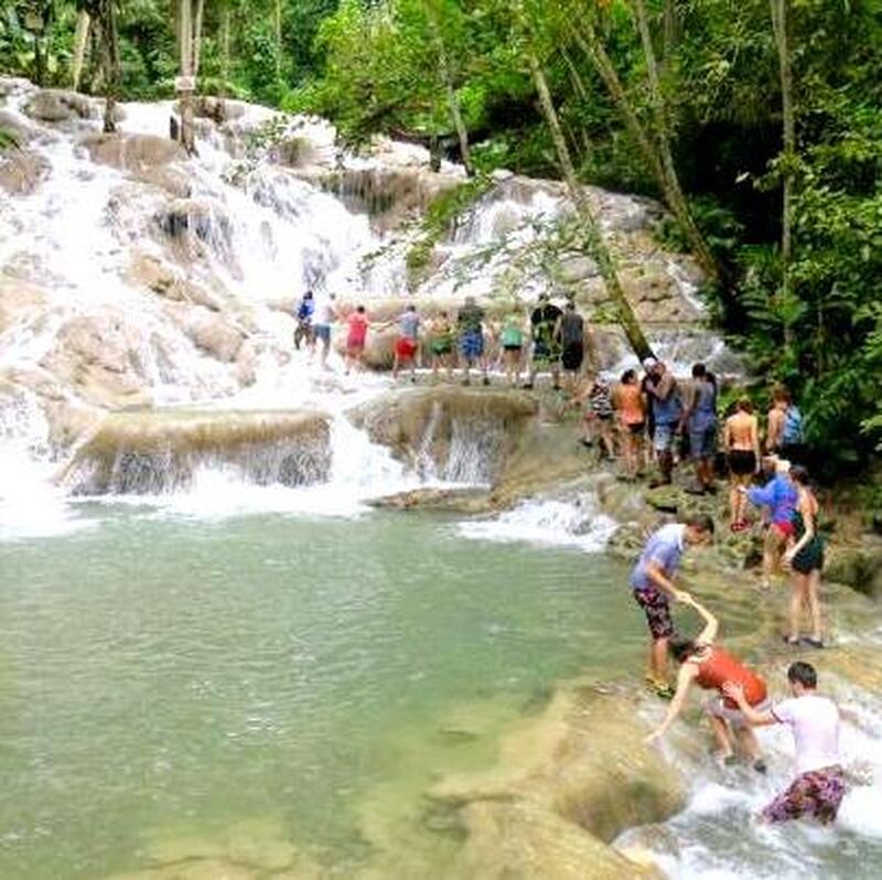 キングストン発　ダンズリバー滝登りツアー