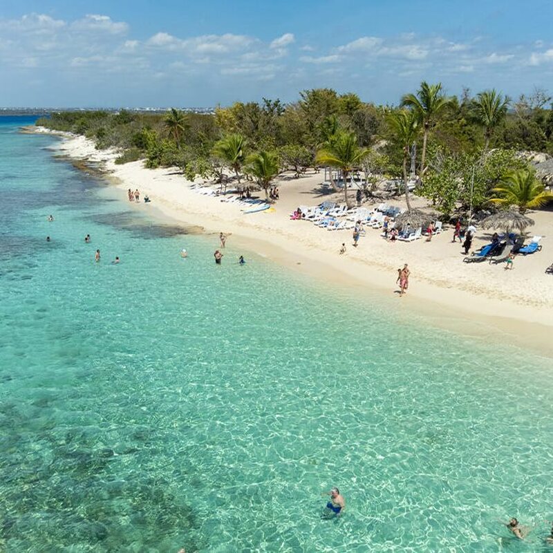 プンタカナ発　アルトス・デ・チャボンと無人島のカタリーナ島1日ツアー
