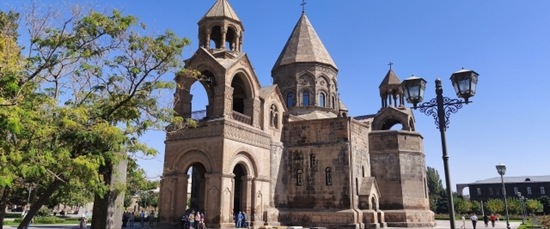 エレバン発着　エチミアジン１日観光