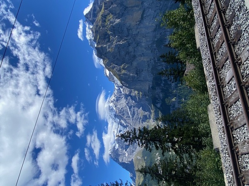 チューリッヒ発　鉄道で行く　ミューレン初心者ハイキングツアー