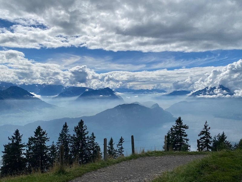 チューリッヒ発　鉄道で行く　リギ山とルツェルン行き初心者ハイキングツアー