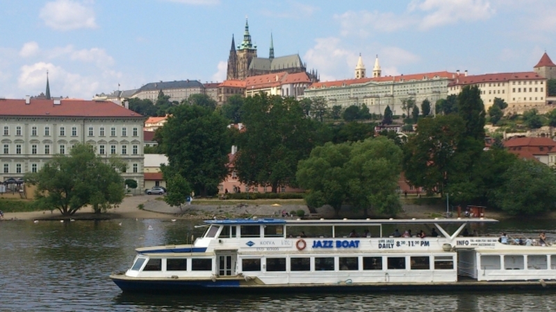 プラハ発　ヴルタヴァ川クルーズとプラハ錬金術ツアー