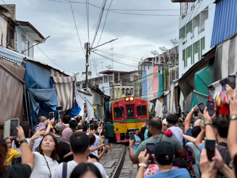 バンコク発　ダムヌンサドゥアック水上マーケット＆メークロン鉄道市場ツアー