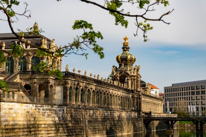 ベルリン発　プラハ着　ドレスデン経由片道専用車送迎