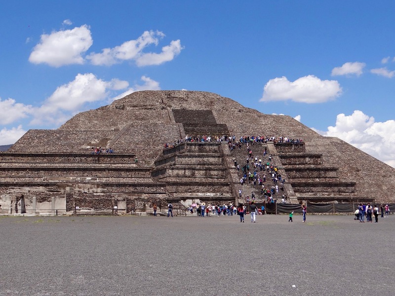 メキシコシティ発　世界遺産テオティワカン半日観光