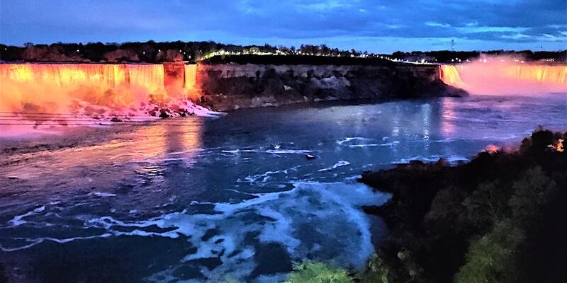 ナイアガラの滝　ライトアップディナー