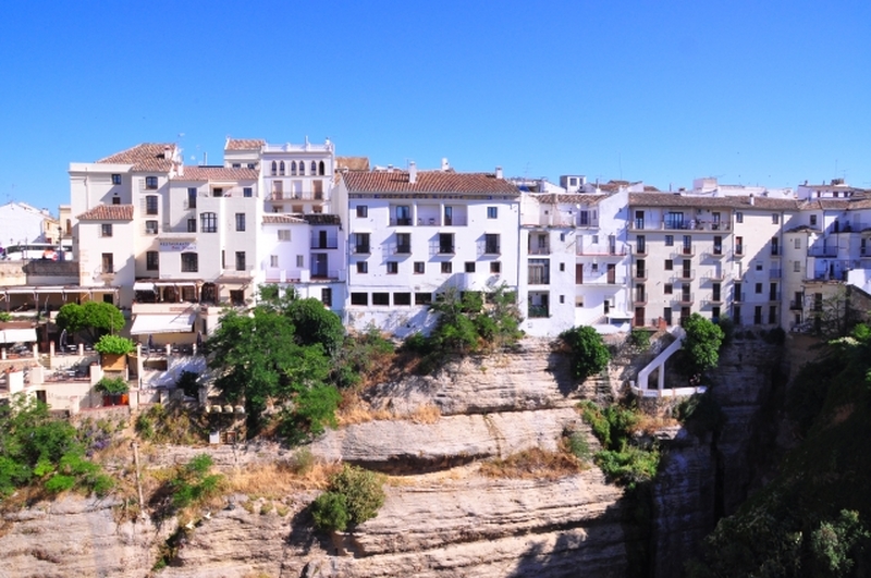セビリア発 断崖絶壁の街ロンダと白い村カサレス1日観光 - 【公式