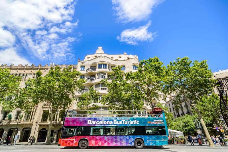 観光バスに日本語ガイドと一緒に乗るバルセロナ市内観光