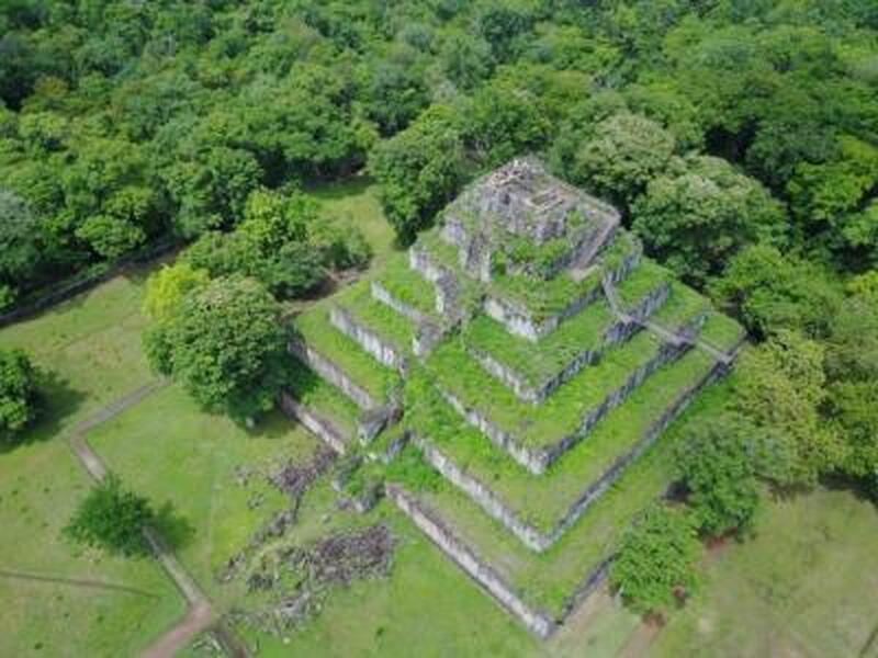 シェムリアップ発　世界遺産コーケー遺跡とベンメリア1日観光【A-25】