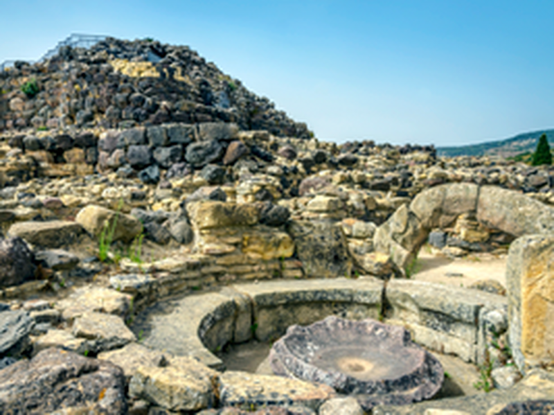 サルデーニャ島　世界遺産スー・ヌラージ・ディ・バルーミニとカリアリ市内1日観光
