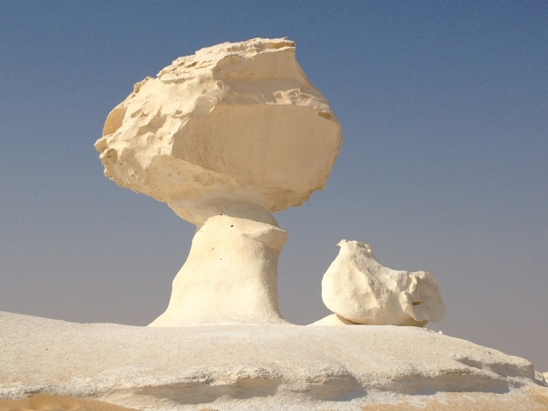 カイロ発　砂漠のテントに泊まる白砂漠国立公園1泊2日