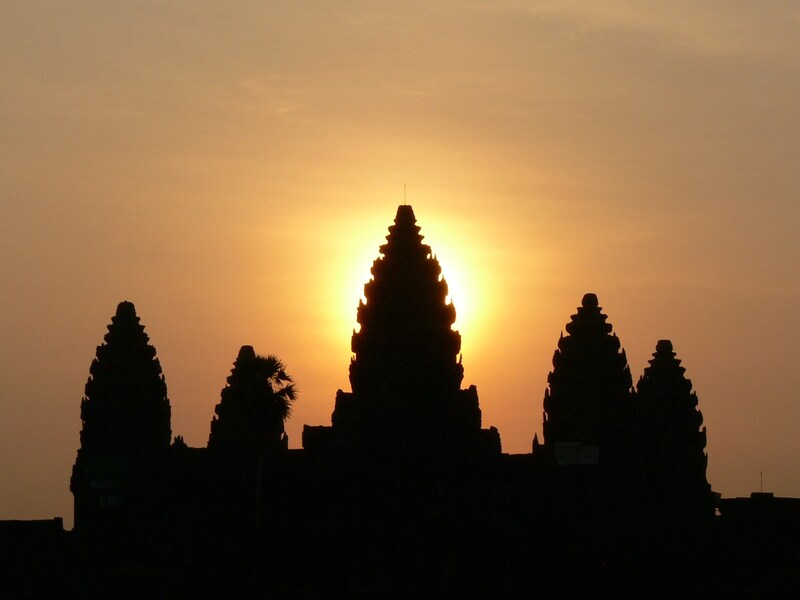 シェムリアップ発　アンコールワット朝日鑑賞